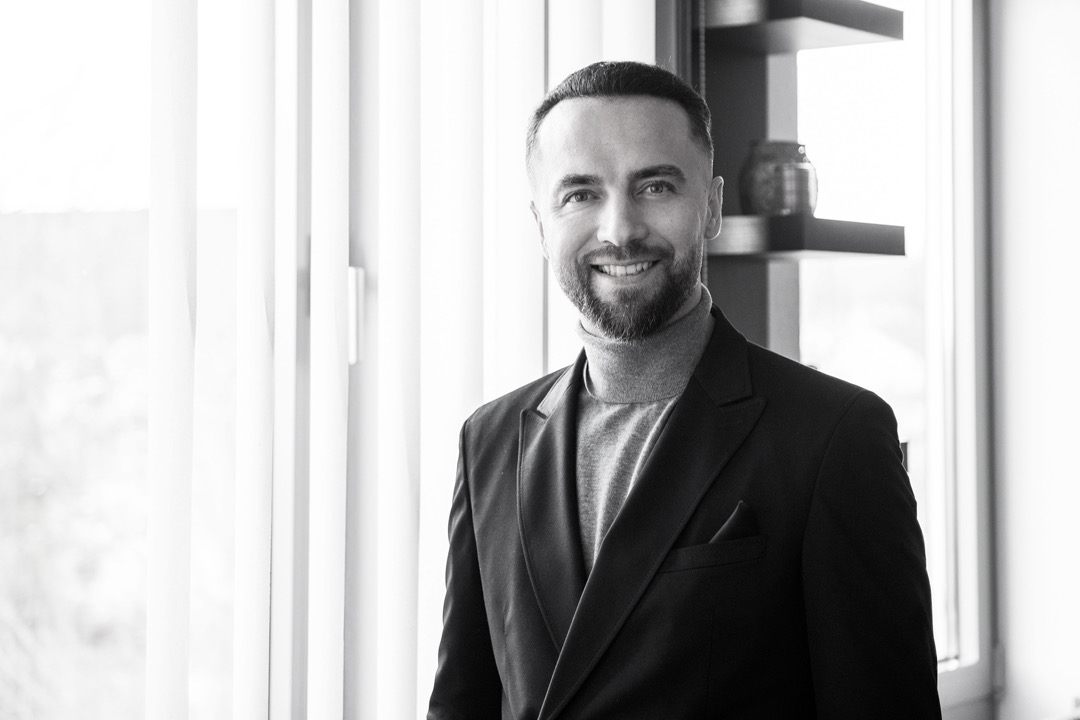 Alex Wigowski von Manscale am Bürofenster